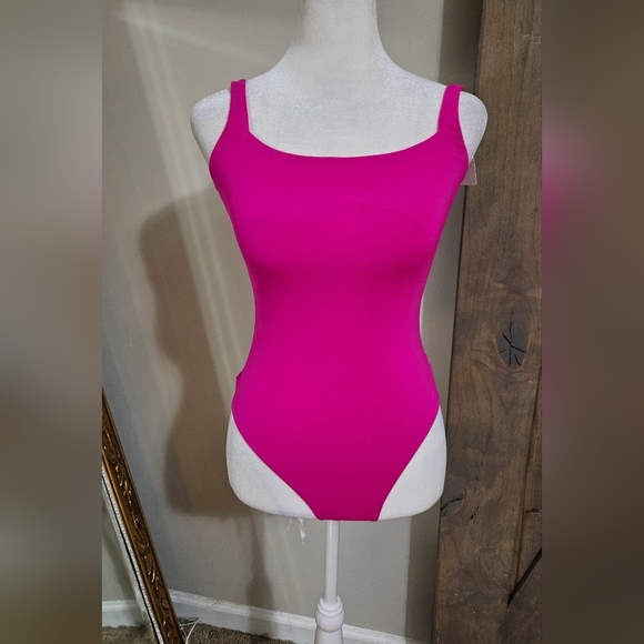 CALI CURVES Scoop Neck Sleevless Shaping Bodysuit In Fushia Pink. Size M/L NWT - Picture 2 of 9